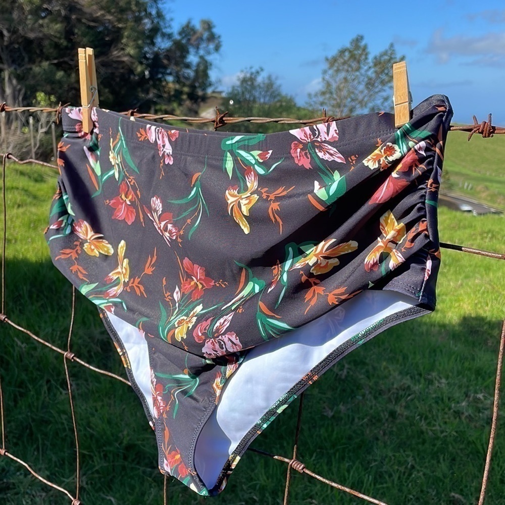 ESPRLIA Black Floral Bikini bottoms 3x - Picture 4 of 5